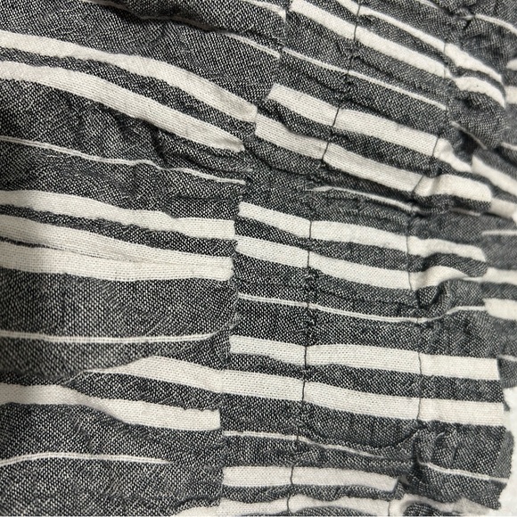 Cinched gray and white striped shorts - Picture 2 of 2
